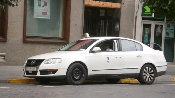 Imagen de un taxista de Badajoz