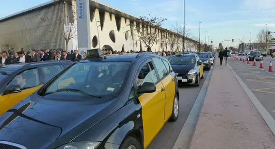 Taxis en el acceso sur del Mobile World Congress