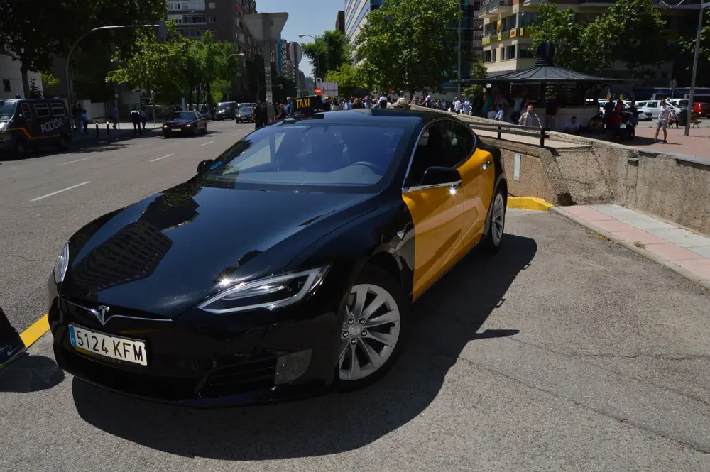 tesla taxi barcelona