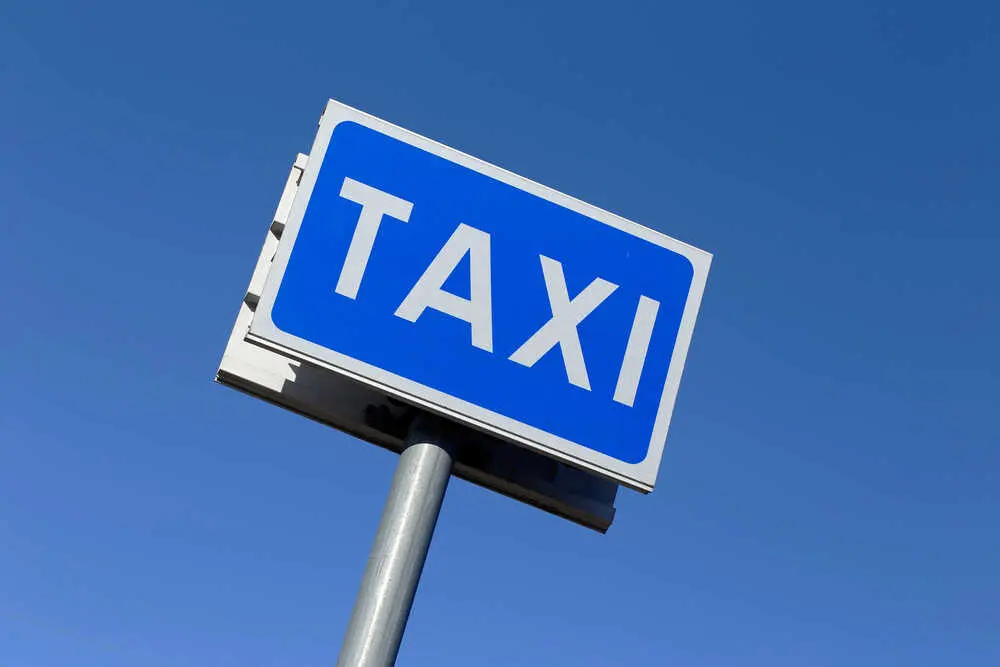Señal de taxi Más imágenes en <a href="https://depositphotos.com/es/" target="_blank" rel="noopener noreferrer">Depositphotos España</a>.
</figcaption>
</figure>