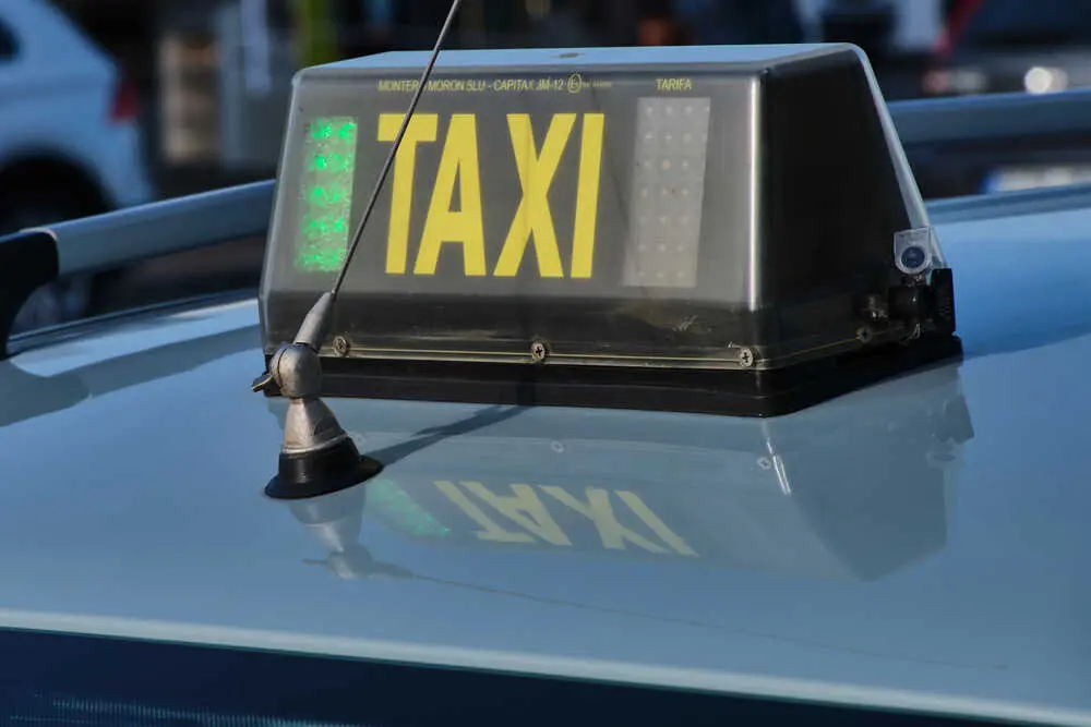 Luminoso de taxi Más imágenes en <a href="https://depositphotos.com/es/" target="_blank" rel="noopener noreferrer">Depositphotos España</a>.
</figcaption>
</figure>