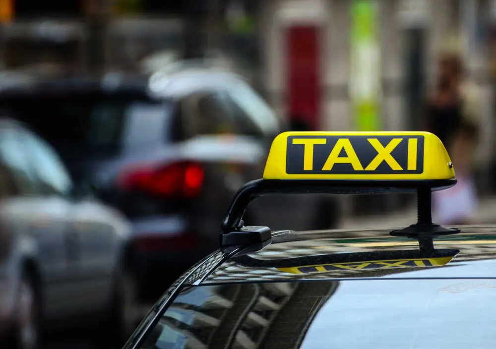 Luminoso de taxi Más imágenes en <a href="https://depositphotos.com/es/" target="_blank" rel="noopener noreferrer">Depositphotos España</a>.
</figcaption>
</figure>