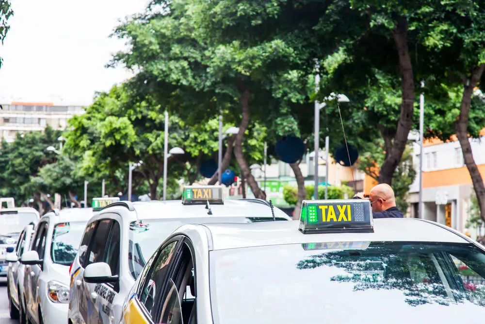 Taxis de Las Palmas de Gran Canaria Más imágenes en <a href="https://depositphotos.com/es/" target="_blank" rel="noopener noreferrer">Depositphotos España</a>.
</figcaption>
</figure>