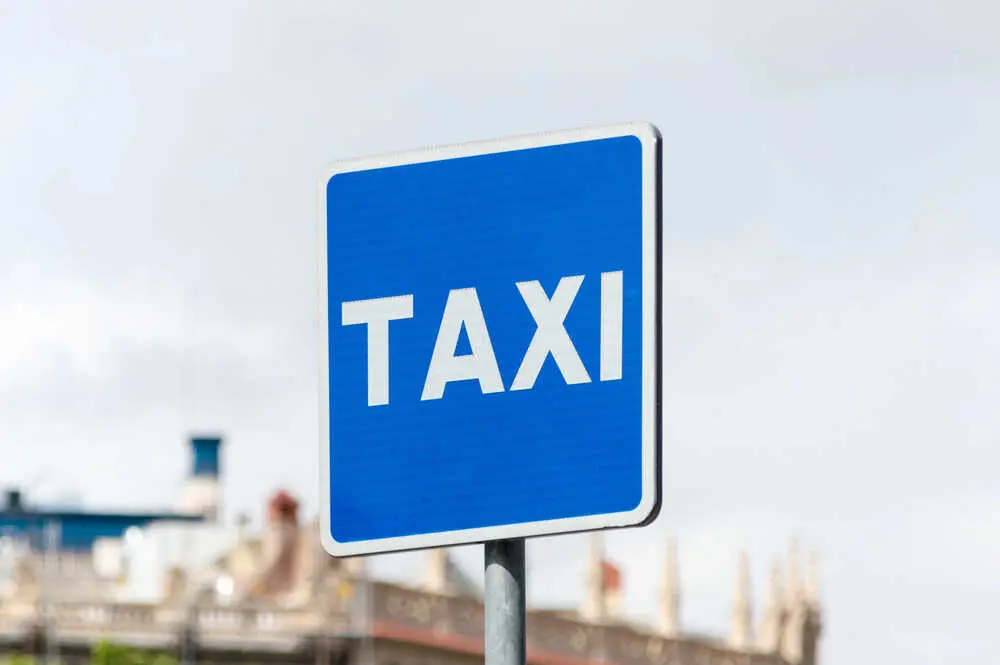 Señal de taxi Más imágenes en <a href="https://depositphotos.com/es/" target="_blank" rel="noopener noreferrer">Depositphotos España</a>.
</figcaption>
</figure>