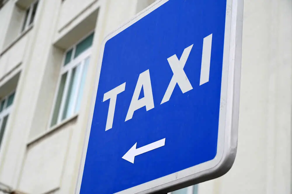 Señal de taxi Más imágenes en <a href="https://depositphotos.com/es/" target="_blank" rel="noopener noreferrer">Depositphotos España</a>.
</figcaption>
</figure>