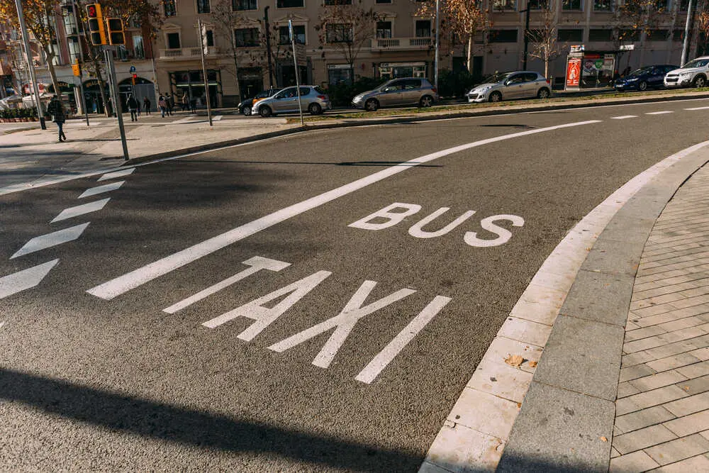 Carril taxi Más imágenes en <a href="https://depositphotos.com/es/" target="_blank" rel="noopener noreferrer">Depositphotos España</a>.
</figcaption>
</figure>