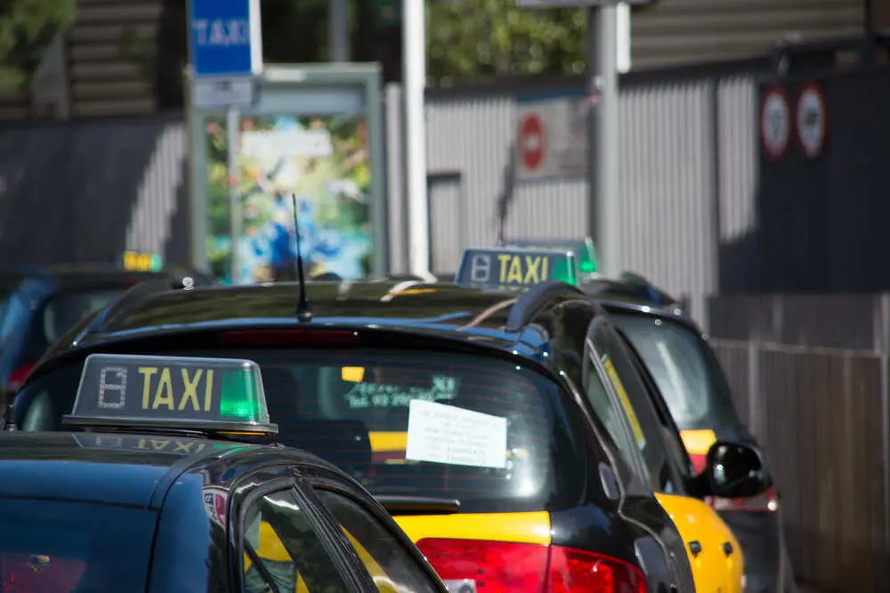 Taxis de Barcelona Más imágenes en <a href="https://depositphotos.com/es/" target="_blank" rel="noopener noreferrer">Depositphotos España</a>.
</figcaption>
</figure>