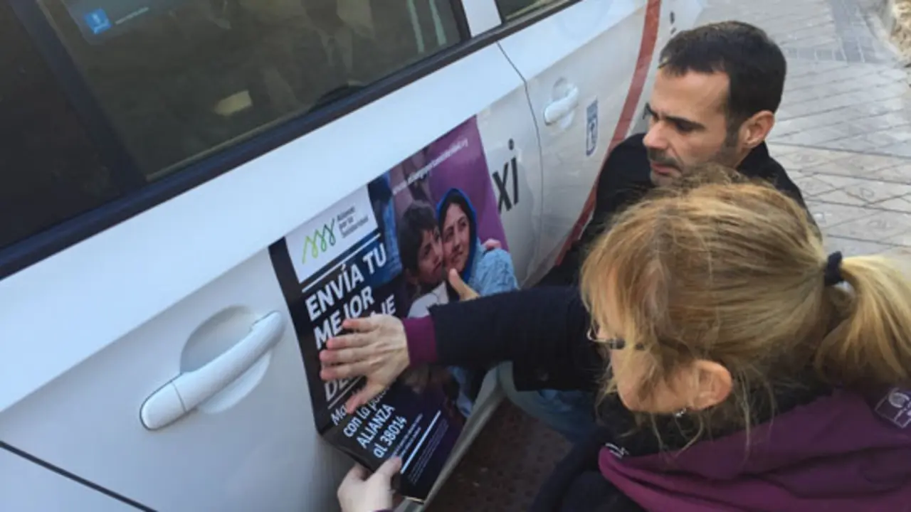 Pegada de carteles en los taxis de Élite Madrid