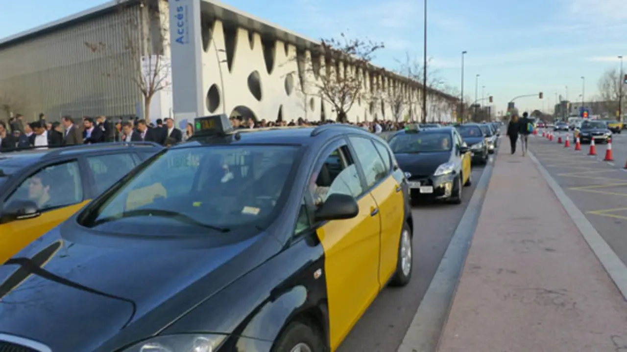 Taxis en el acceso sur del Mobile World Congress