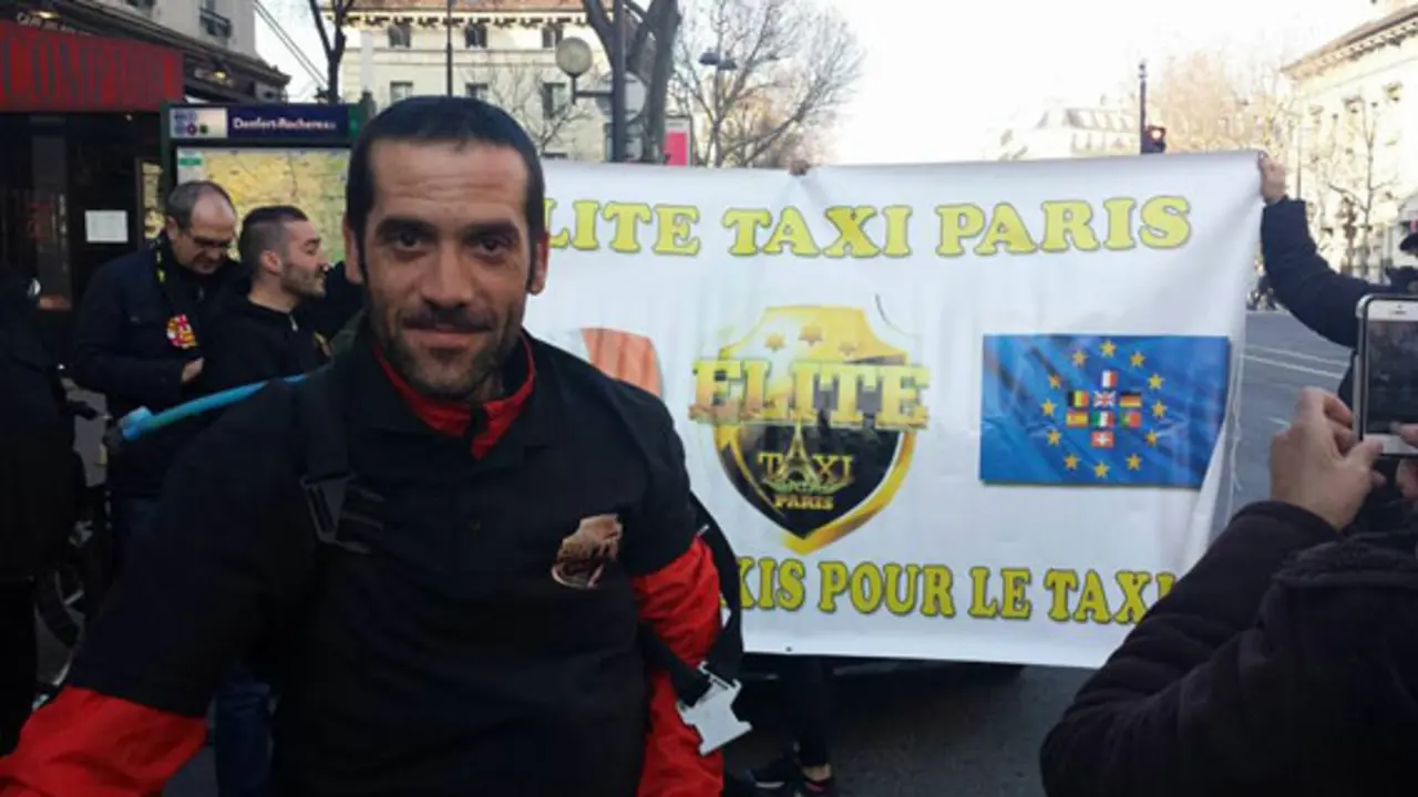 Mikel García, taxista de Bilbao, durante su viaje en bici a Bruselas