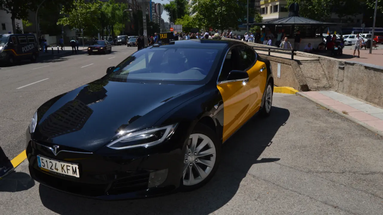 tesla taxi barcelona