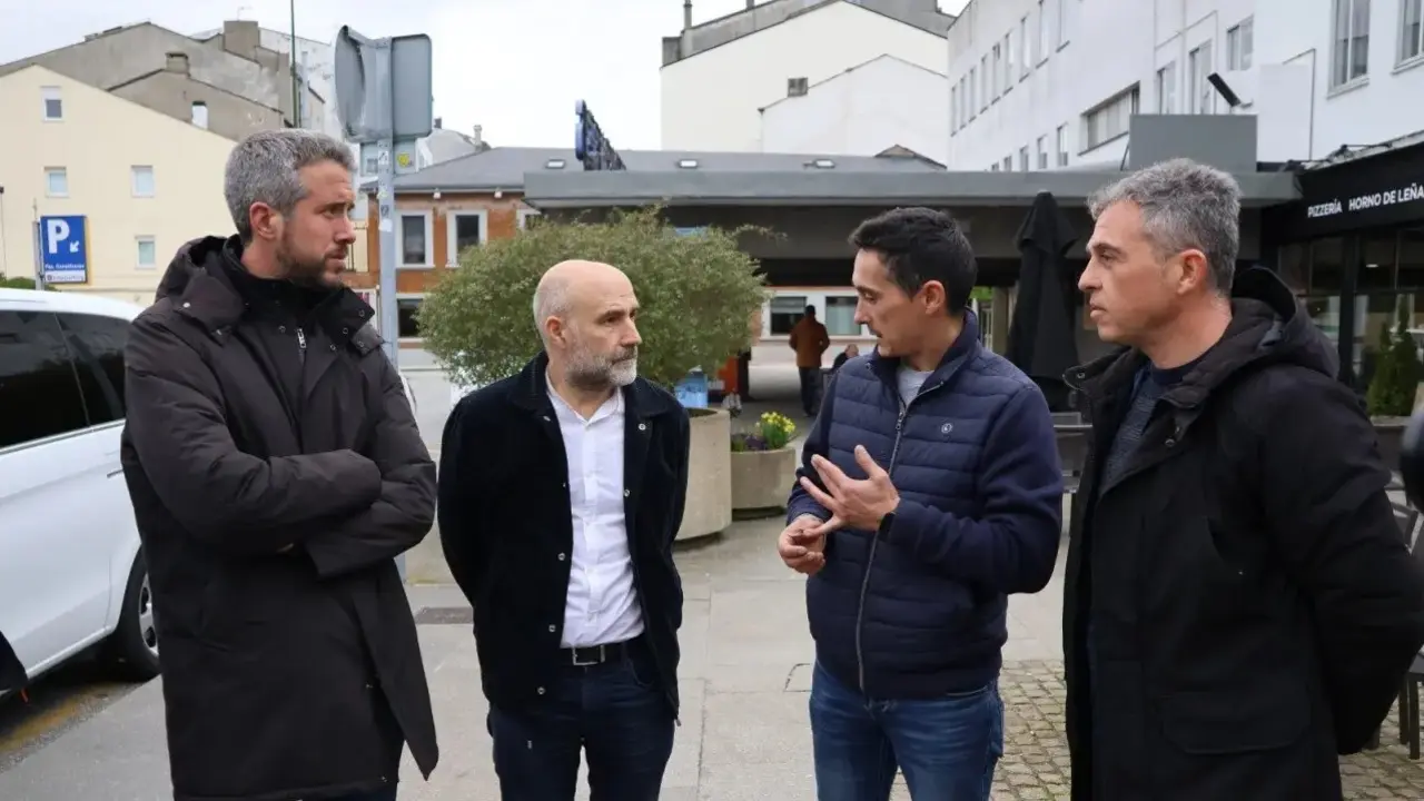 Representantes del BNG charlan con taxistas de Lugo. Imagen: BNG