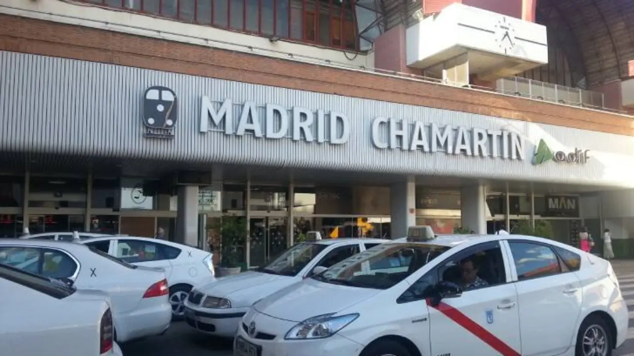 Taxis en la estación de Chamartín. Imagen de archivo.