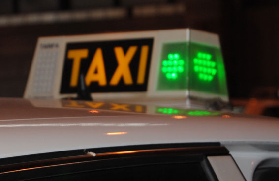 El taxi de Santiago denuncia la falta de conductores