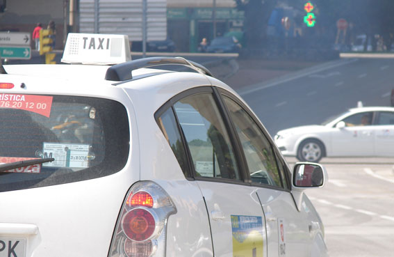 Una joven vomita en un taxi y su pareja agrede al taxista