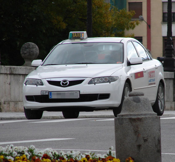 La alcaldesa de Burgos, enfadada, lleva a dos mujeres en su coche ante la falta de taxis