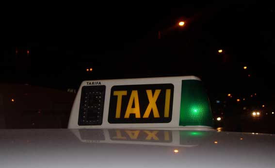 Un taxista herido y con el coche destrozado tras una discusión de tráfico