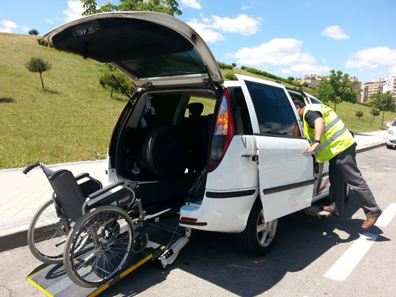 100.000 euros para adaptar los taxis a personas con movilidad reducida