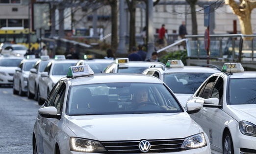 El alcalde de Ourense prefiere el taxi: hasta 600 euros al mes en trayectos