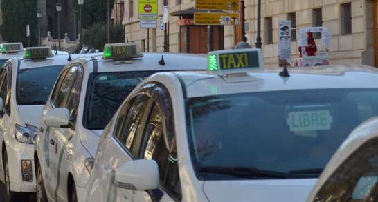 Precio cerrado y viajes compartidos, el futuro del taxi en Granada
