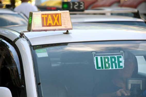 Acuerdo para reducir las colas de espera de taxi en el aeropuerto