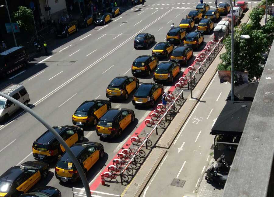 El taxi de Barcelona se echa a la calle contra la ley de VTCs