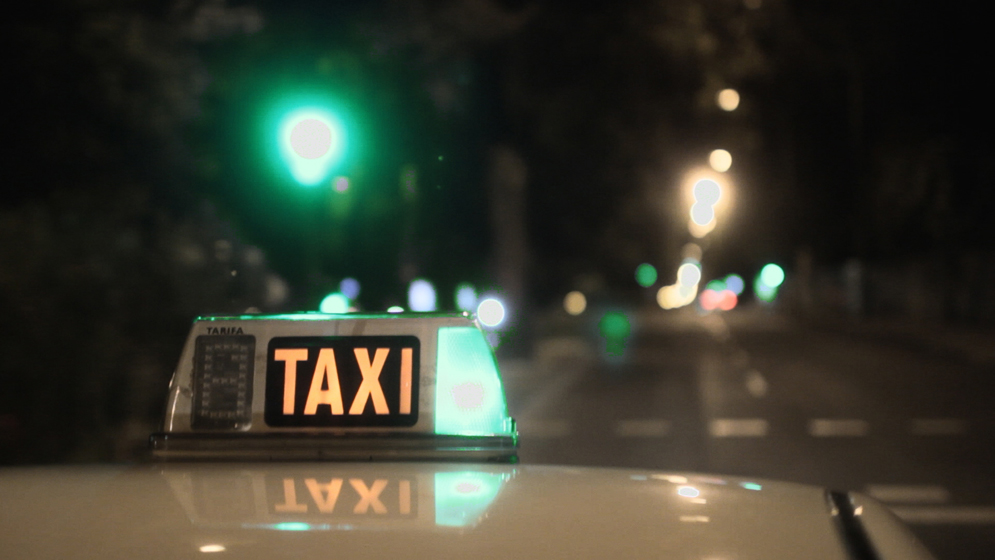 La DGT permite a los taxistas utilizar el móvil para aceptar servicios