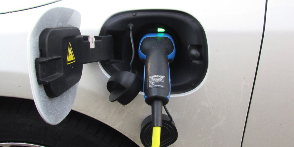 Acuerdo entre Repsol y Free Now para impulsar la movilidad eléctrica en el taxi