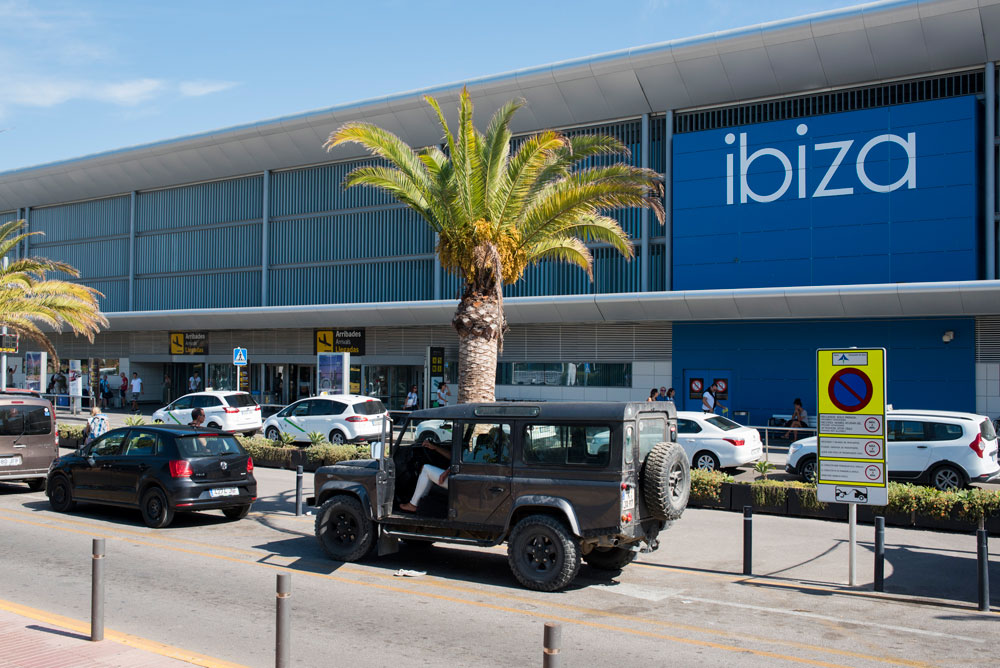 El taxi denuncia la presencia de 150 furgonetas “piratas” en Ibiza
