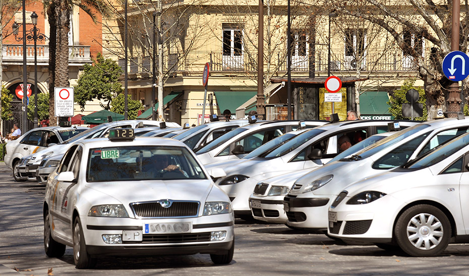 Sevilla prepara una nueva ordenanza para el taxi