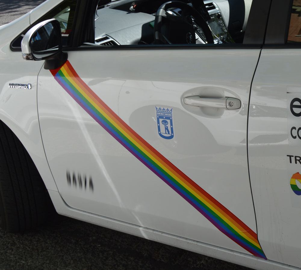 Los taxis de Madrid podrán lucir la banda arcoíris con motivo del Orgullo