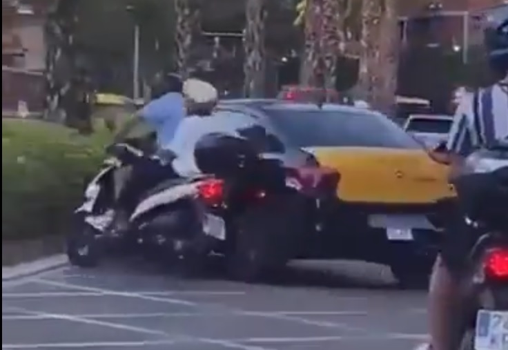 Élite Taxi denunciará al taxista que embistió a una moto en Barcelona