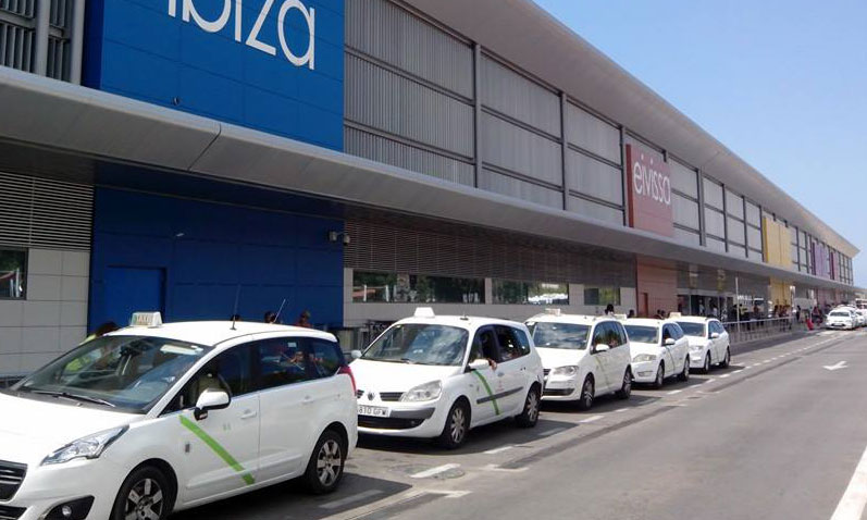 La alta demanda provoca grandes colas en la parada del aeropuerto de Ibiza