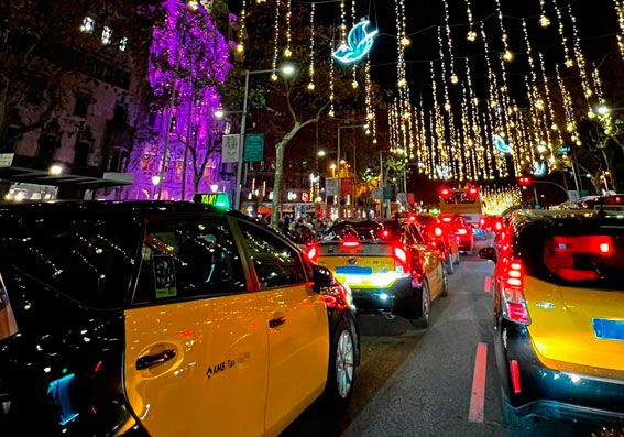 Cientos de taxistas acercan la luz de la Navidad por toda España