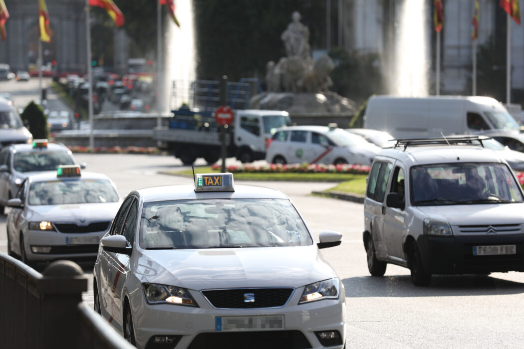 Taxistas madrileños presentan una reclamación patrimonial a la CAM y al Ayto.