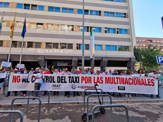El taxi andaluz protesta por los papeles de Uber
