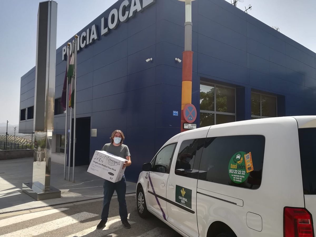 Jaén entrega 2.000 mascarillas a los taxistas para sus clientes