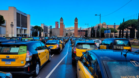 La Generalitat convoca una reunión de urgencia con los taxistas catalanes