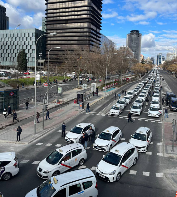 Miles de taxis vuelven a paralizar Madrid