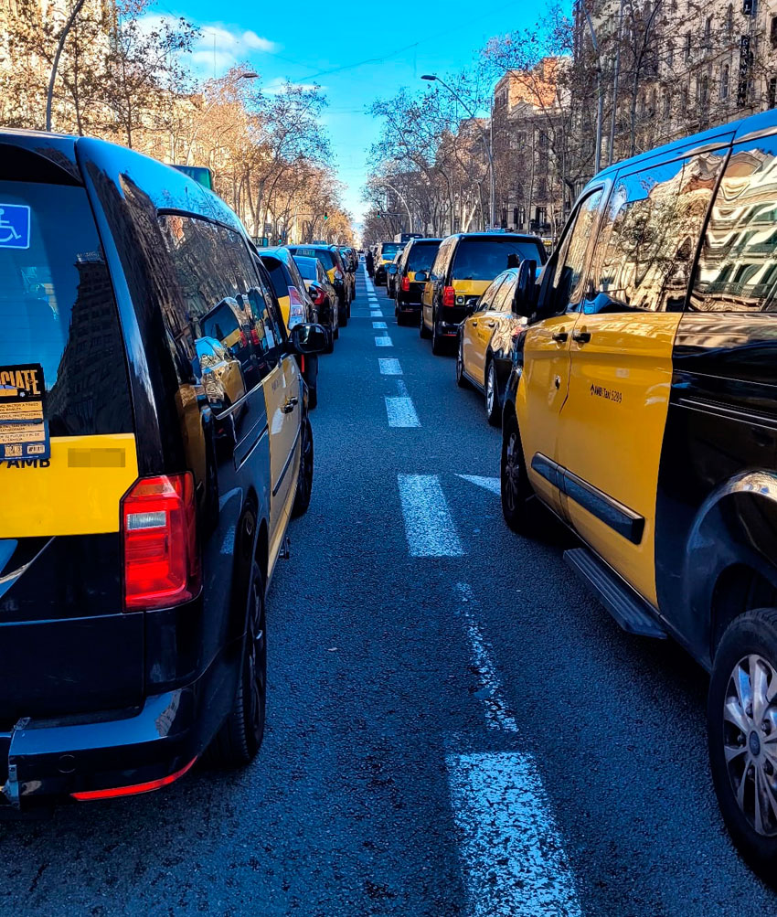 El taxi de Barcelona da una tregua a la Generalitat hasta el MWC