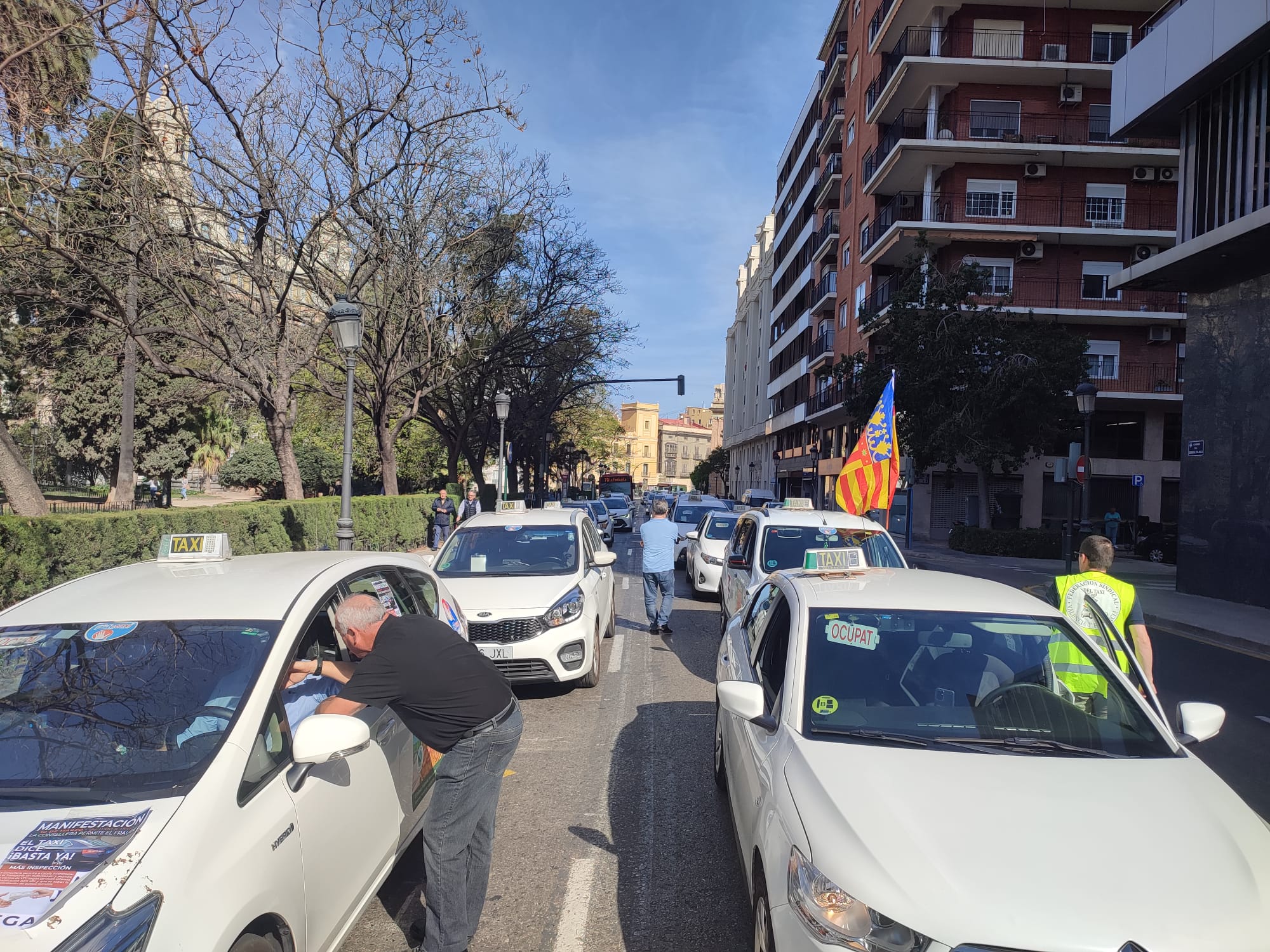 El taxi de Valencia colapsa el centro en protesta contra las VTC