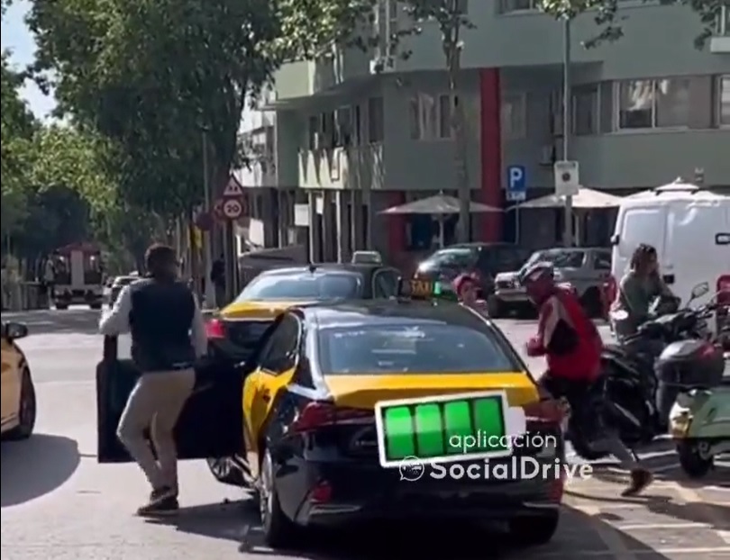 Un ciclista se lía a golpes contra un taxi porque “casi le tira”