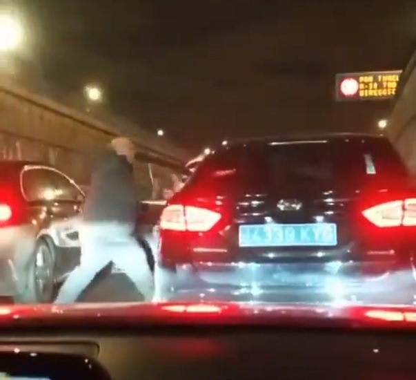 Taxista golpea a un conductor de VTC después de que este le bloquease en un túnel
