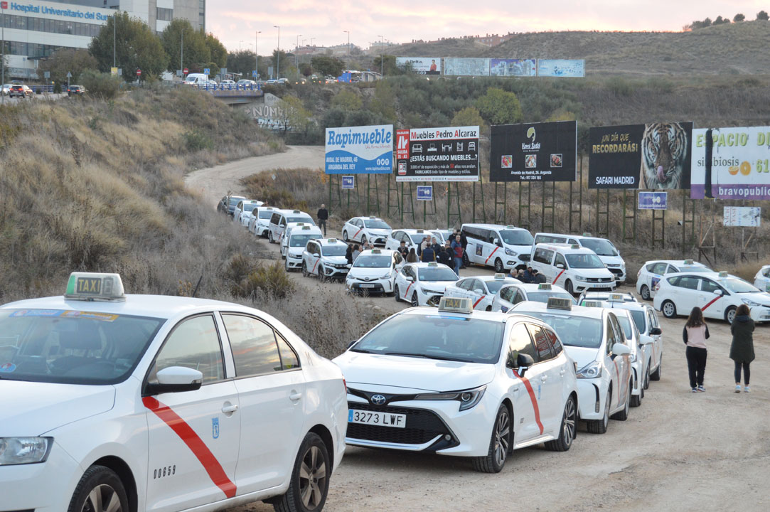 Una caravana solidaria de taxistas parte hacia Valencia